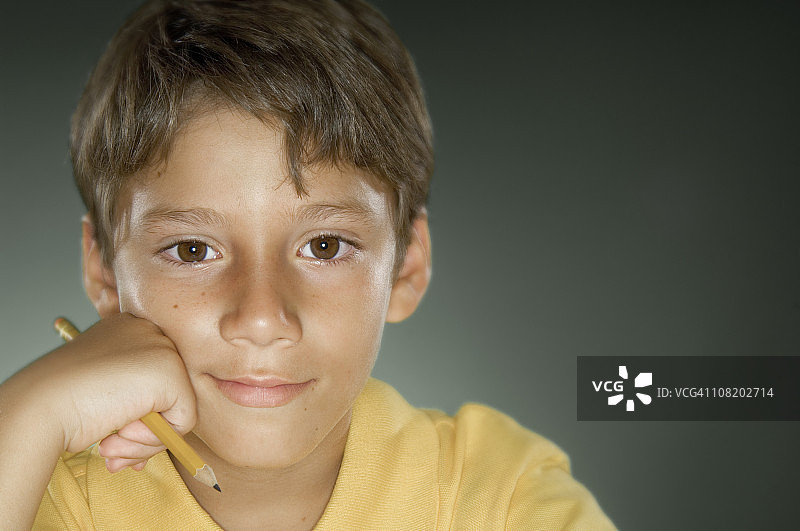 在学校做笔记的男孩图片素材