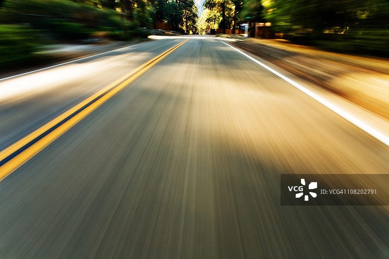 高速公路的动态模糊图片素材