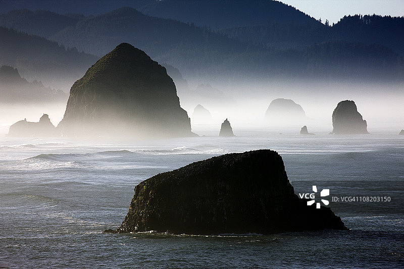 美丽的海滨岩石海岸线与雾气图片素材