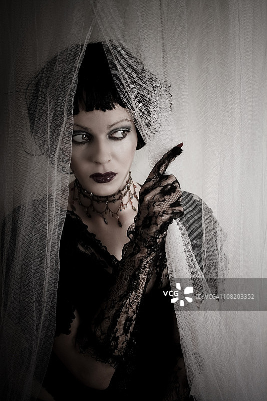 戴黑色蕾丝手套的哥特风女人图片素材