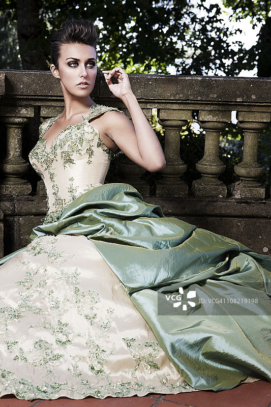 身穿晚礼服，在城堡中的美丽时尚模特图片素材