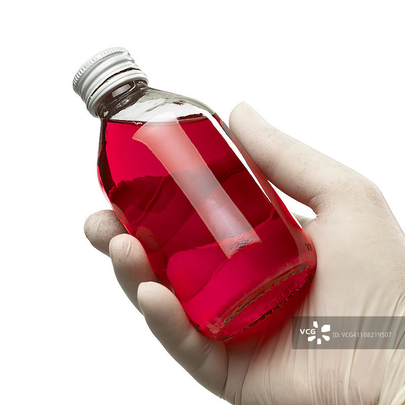 拿着一瓶止咳糖浆图片素材