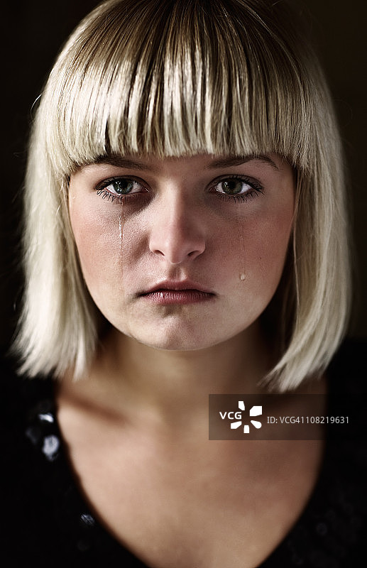 哭泣的年轻女性头像图片素材