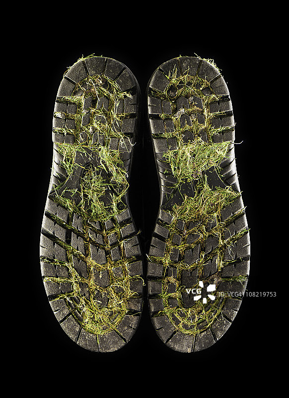 沾满泥土草的脏鞋底图片素材
