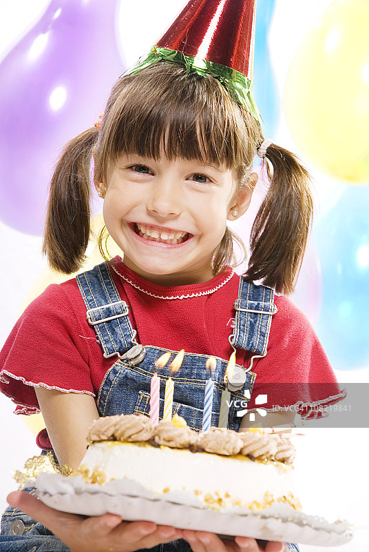 手捧生日蛋糕的小女孩图片素材