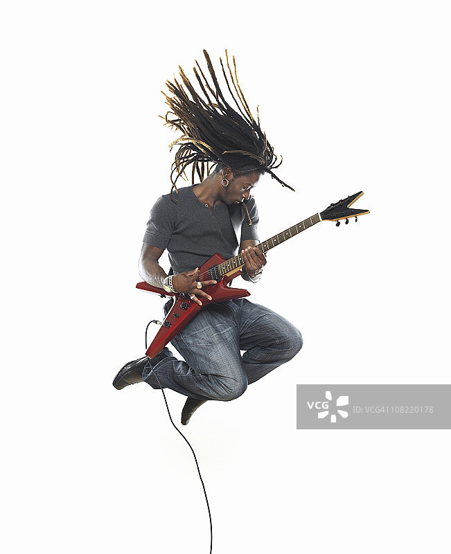 男人弹电吉他并跳跃图片素材