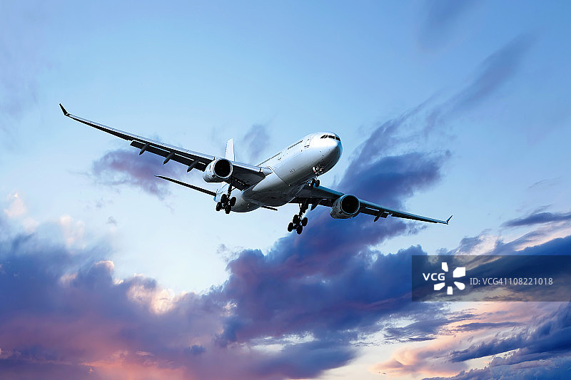 黄昏时分降落的XL喷气式飞机图片素材