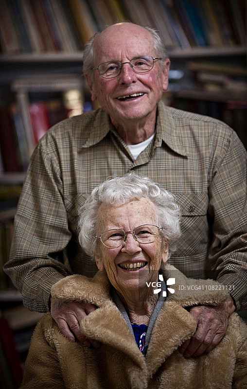 微笑满意的老年夫妇图片素材