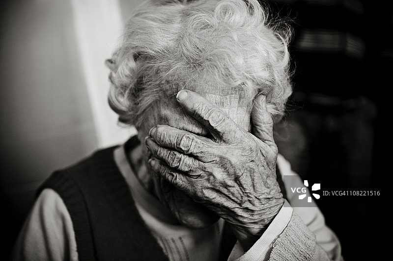 年长的妇女手握头，黑人和白人图片素材