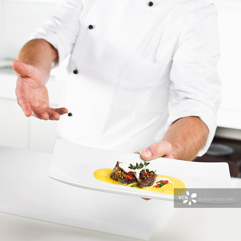 厨师展示美食拼盘图片素材