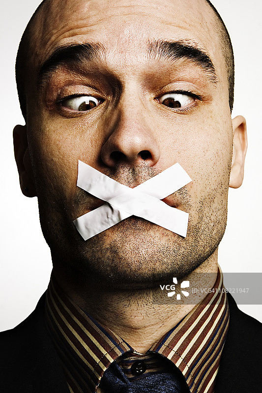 嘴上贴着胶带的男人图片素材