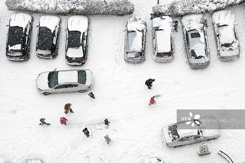 在雪地里玩耍图片素材