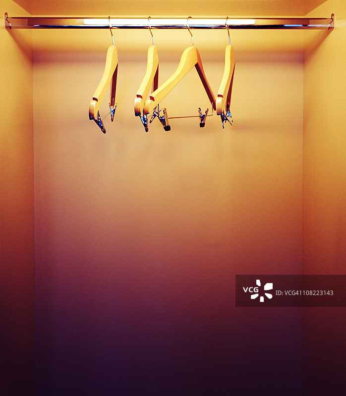 带衣架的空壁橱图片素材