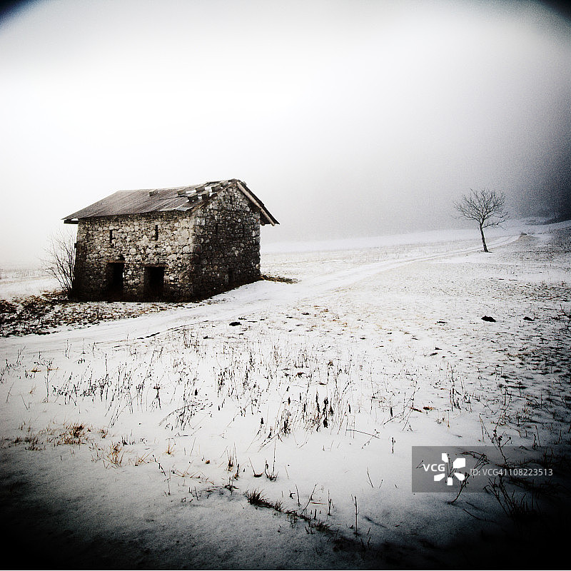 雪地乡村旧石农场建筑图片素材
