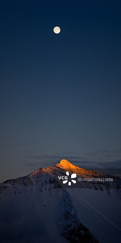 法国阿尔卑斯山脉月升图片素材