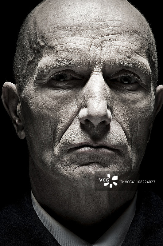 低调的秃顶老年男子肖像图片素材