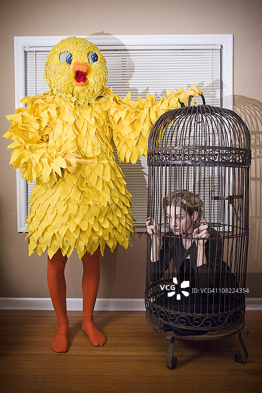 角色互换；大黄鸟和宠物人类图片素材