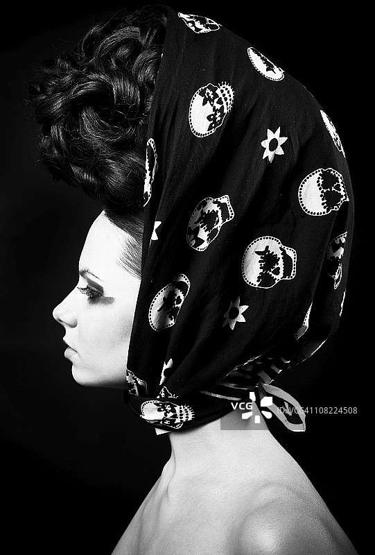 戴着头巾的蓬松发型模特图片素材