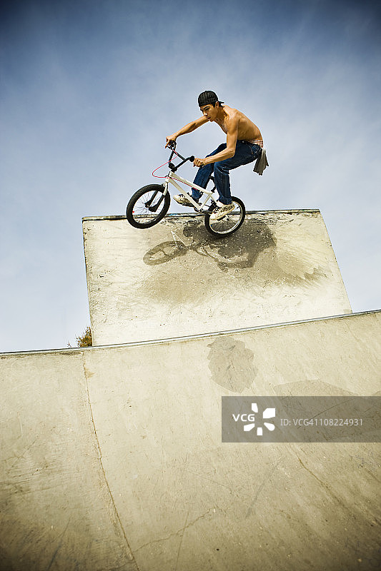 BMX骑手在坡道上图片素材