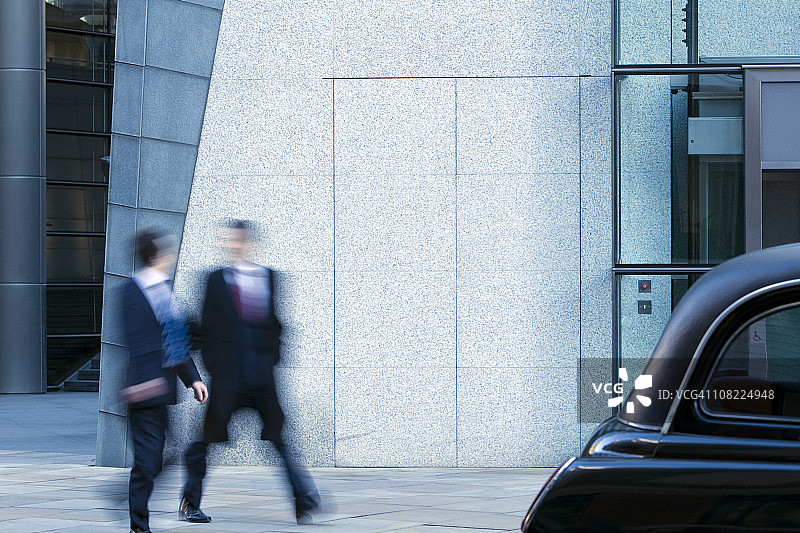 两名商人在伦敦的街道上行走图片素材