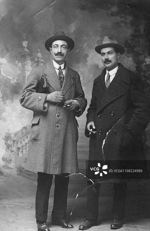 1917年的两位商人，黑白照片图片素材