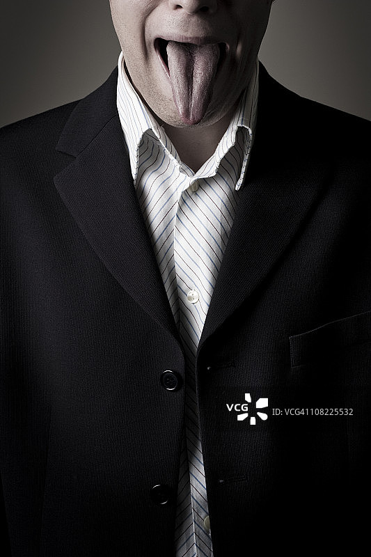 吐舌头的西装男人图片素材