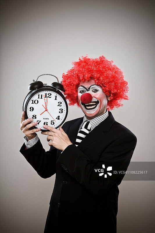 带时钟的商务小丑图片素材