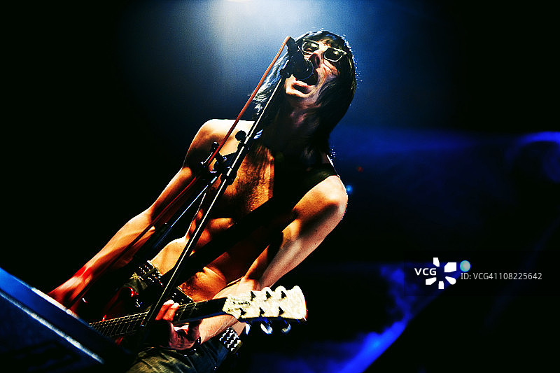 摇滚音乐会上舞台上的吉他手，低调图片素材