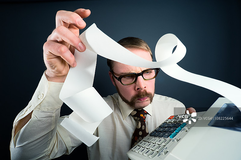 会计在计算器上加数字图片素材