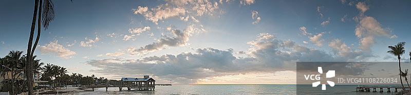 热带度假村海洋日出图片素材