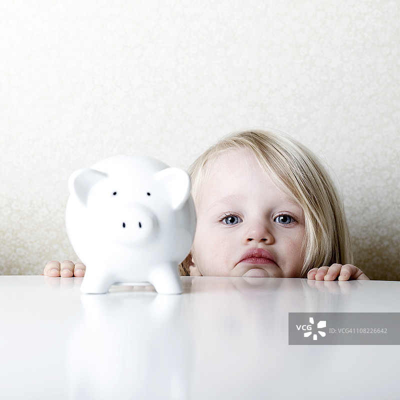 小猪啃食图片素材