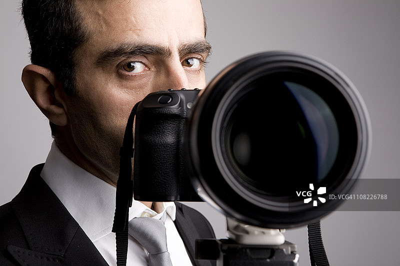 摄影师用数码单反相机自拍图片素材