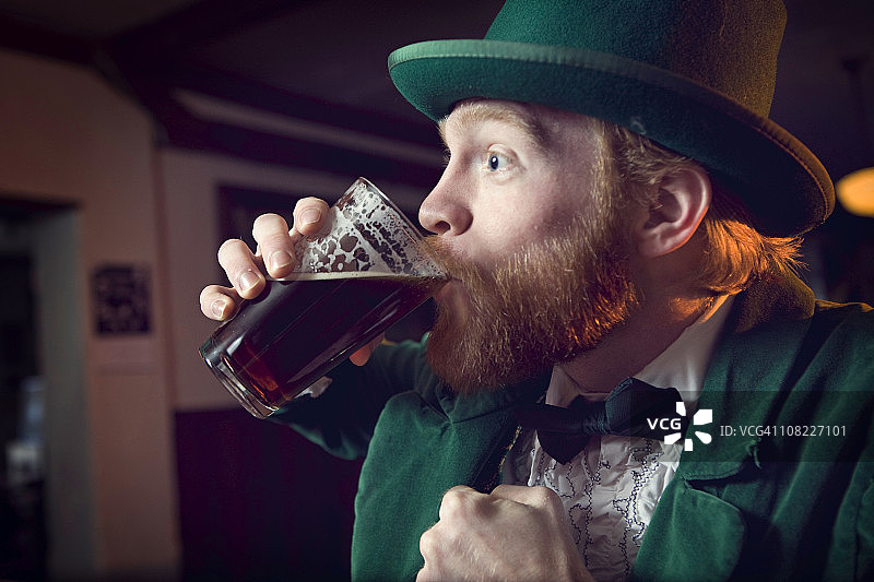 畅饮啤酒的爱尔兰小精灵图片素材