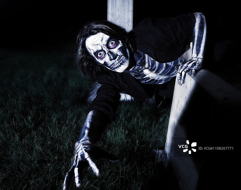 夜晚地上爬行的恐怖骷髅图片素材