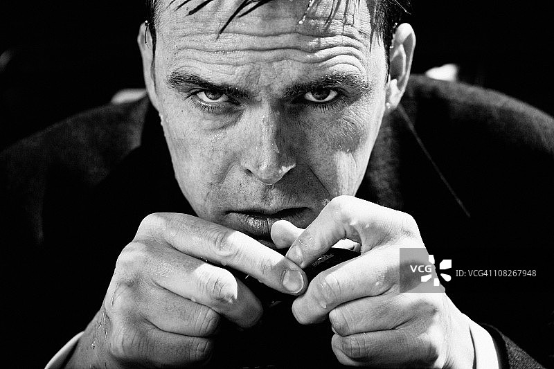 寒冷潮湿的商务男人图片素材