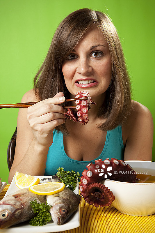 吃生鱼片图片素材