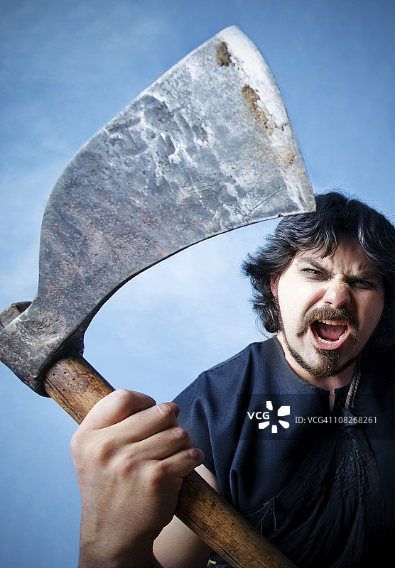 手持大斧的具有攻击性的男人图片素材