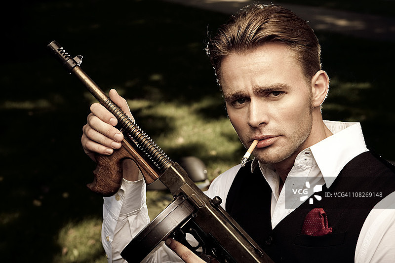 手持冲锋枪的歹徒画像图片素材