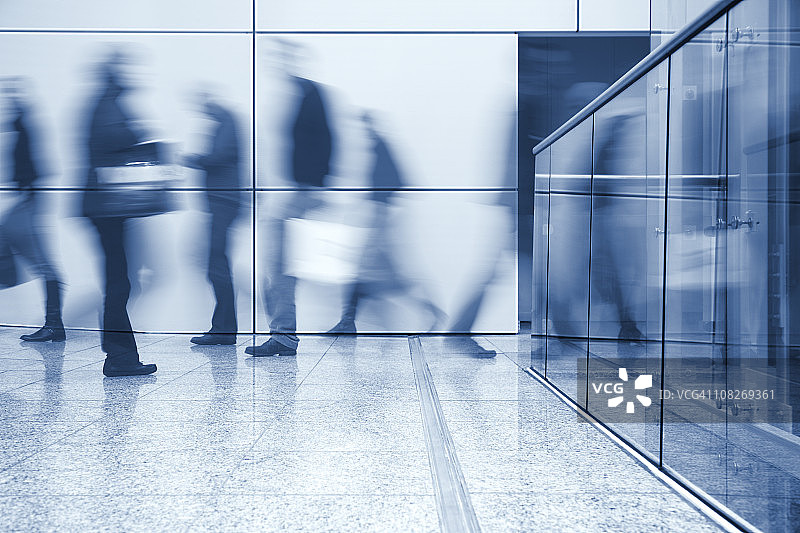 模糊的人群在现代室内行走图片素材