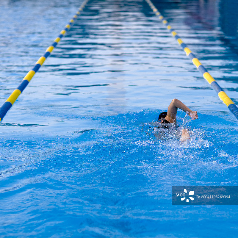 在游泳池里游泳的女游泳者图片素材