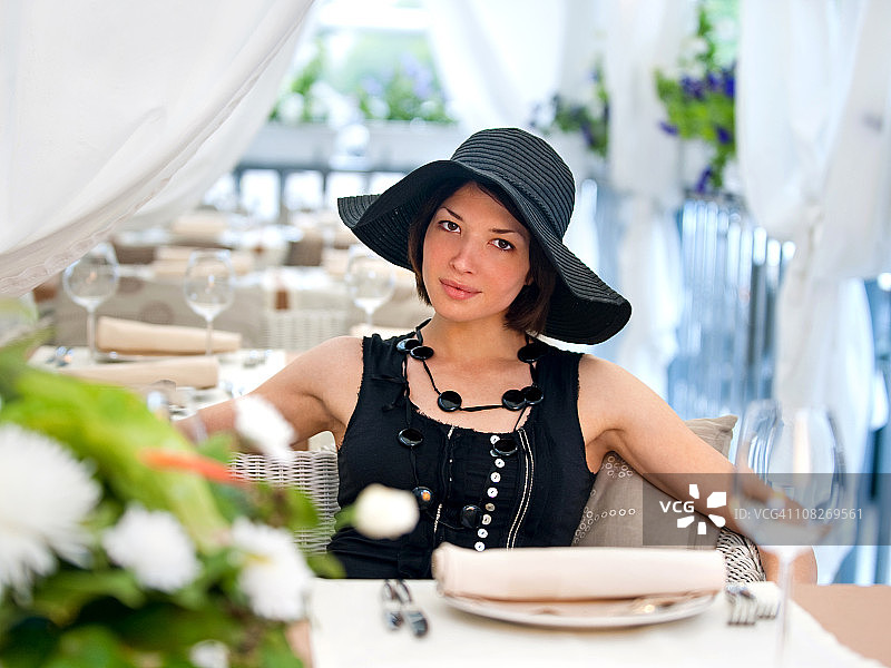 在餐厅里的年轻女子图片素材
