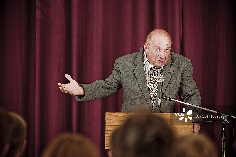 老年男人向人群讲话图片素材