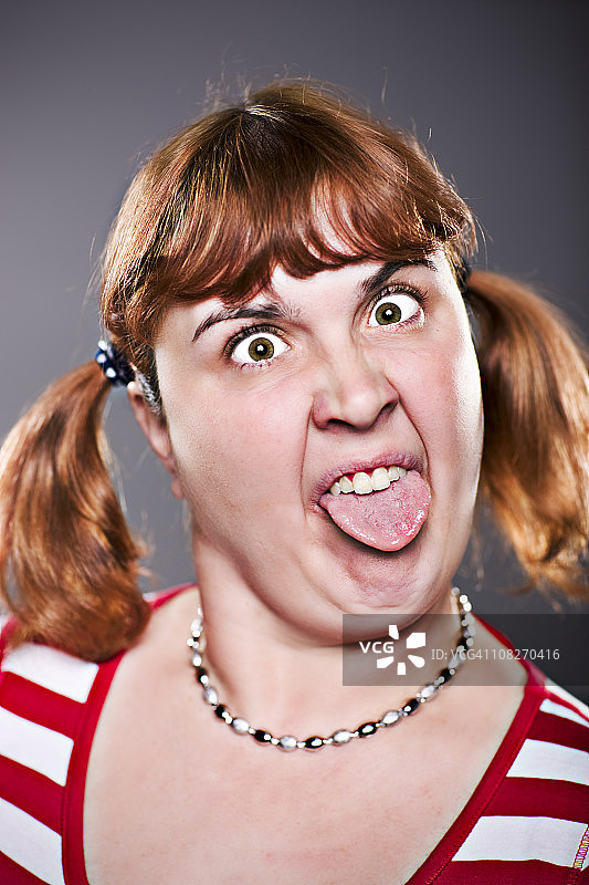 吐舌头做鬼脸的女人图片素材