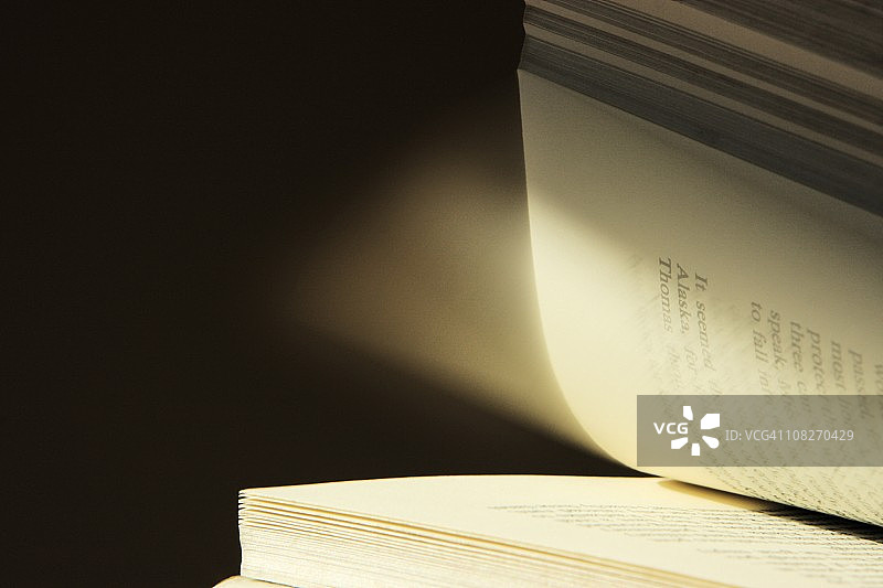 书页翻动模糊效果图片素材