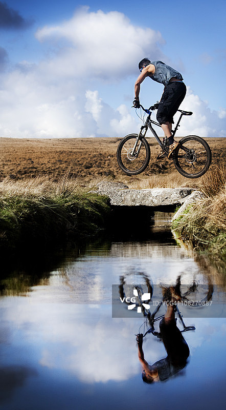 男人和他的自行车图片素材