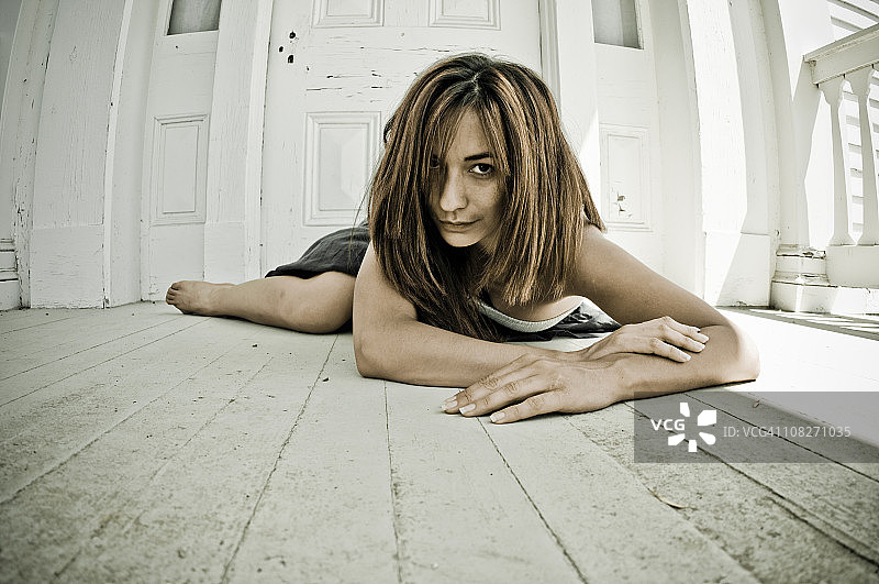 躺在前廊上的女人图片素材