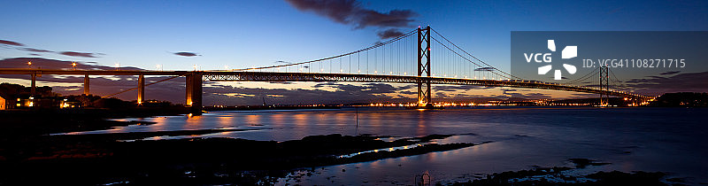 夜幕下的福斯公路桥全景图片素材