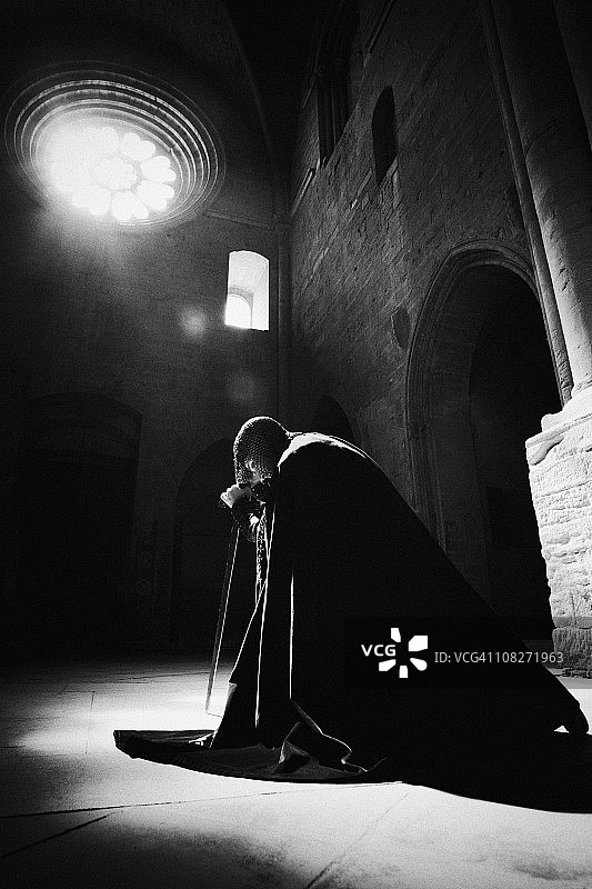 黑白高对比度骑士肖像图片素材