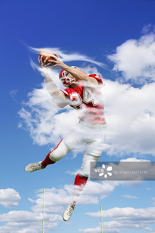 足球运动员完成精彩触地得分图片素材