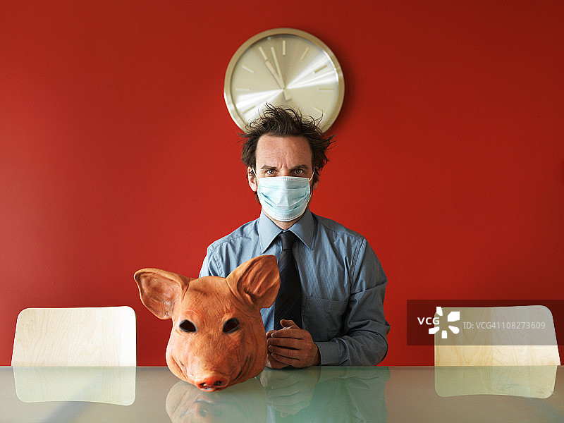 猪流感概念：戴着猪头面具的男人图片素材